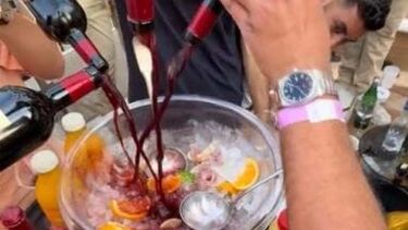 Jovens fazem "sangria mais cara do mundo" com vinho mais conhecido de Bordéus