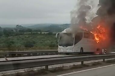 Autocarro arde no IP3. Trânsito cortado no nó de Souselas, nos dois sentidos