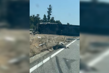 Camião tombado condiciona trânsito na A1