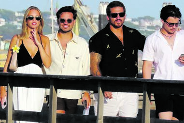 Margarida Corceiro dá nas vistas em Vilamoura com grupo de amigos famosos