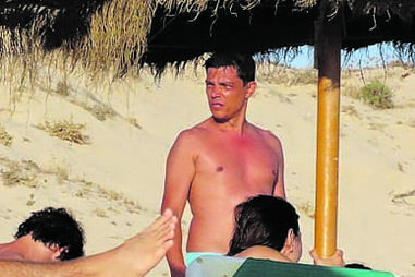 Vasco Palmeirim a sair da praia, na companhia da família e do tenista João Sousa