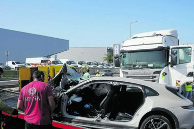 O acidenete envolveu um camião-cisterna, um Porrsche e uma Famel