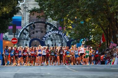 Pelotão de atletas no início da prova da Maratona