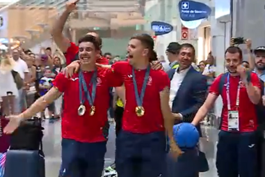 Heróis olímpicos Iúri Leitão e Rui Oliveira aclamados em apoteose no regresso a Portugal
