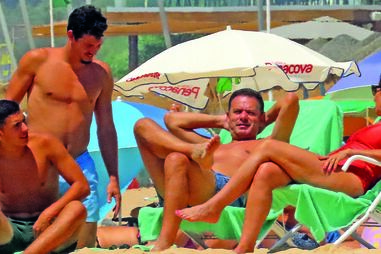 Num retrato de família perfeito, Luís Montenegro mostrou-se relaxado e bem-disposto enquanto conversava com a mulher, Carla,  e os filhos, Hugo e Diogo, na praia do Ancão, no Algarve, o local escolhido para passar as suas férias de verão 