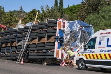 Camião tomba na EN10 em Setúbal