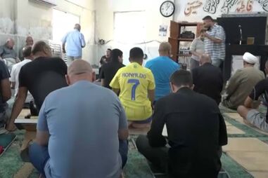 Com o Alcorão numa mão e a pistola na outra: Reportagem do CM em mesquita liderada por dirigente do Hezbollah