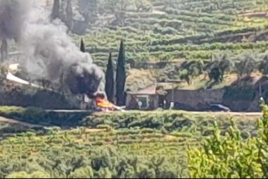 Carro consumido pelas chamas na EN22 em Lamego