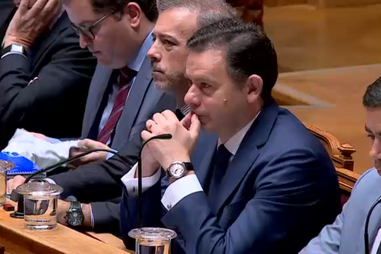 Governo procura onze chefes para o Estado