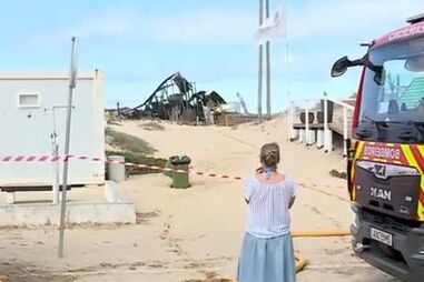 Incêndio destrói bar de praia na Costa da Caparica