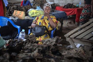 Uma feirante vende vários tipos de carne de caça fumada e seca no Mercado