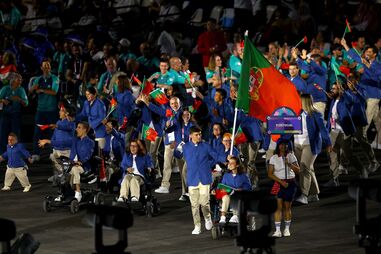 Atletas portugueses desfilam na cerimónia de abertura dos Jogos Paralímpicos de Paris