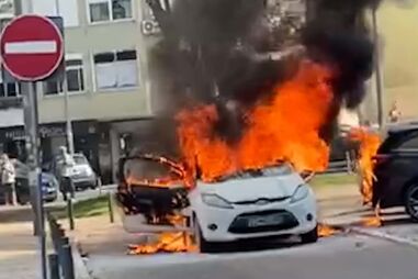 Carro consumido pelas chamas em Alfornelos na Amadora