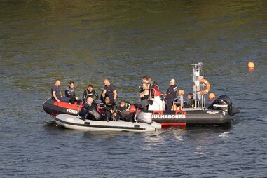 Turma do 12° ano do curso de informática de Vila Nova de Gaia chora morte de dois colegas em tragédias