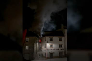 Incêndio destrói totalmente habitação no centro da Guarda