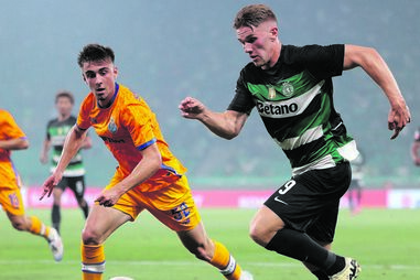 Gyokeres em mais uma arrancada, aqui  diante de Martim Fernandes 