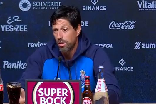 “Quem está cá terá de dar uma resposta”: Vítor Bruno aborda saídas de Evanilson e Fábio Cardoso