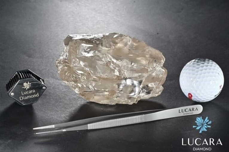 Diamante com tamanho excecional de 2.492 quilates encontrado no Botsuana