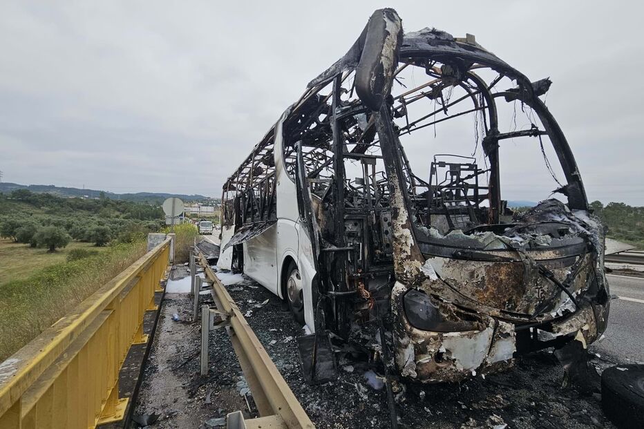 Autocarro arde no IP3. Trânsito cortado no nó de Souselas, nos dois sentidos