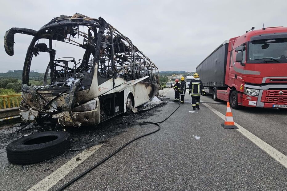 Autocarro arde no IP3. Trânsito cortado no nó de Souselas, nos dois sentidos