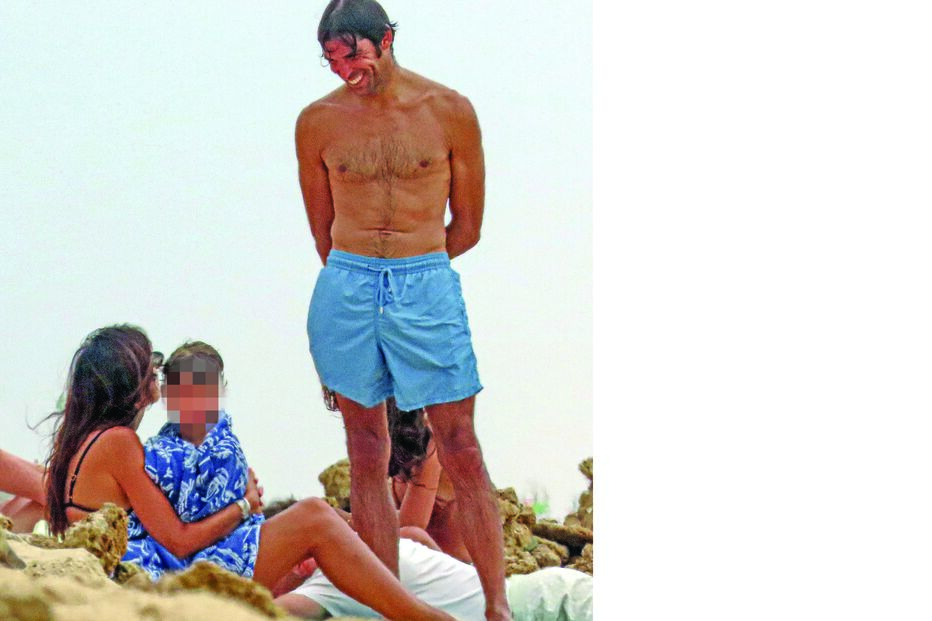 Maria Cerqueira Gomes à conversa com Cayetano Rivera, sorridente, enquanto o filho João descansa no seu colo 