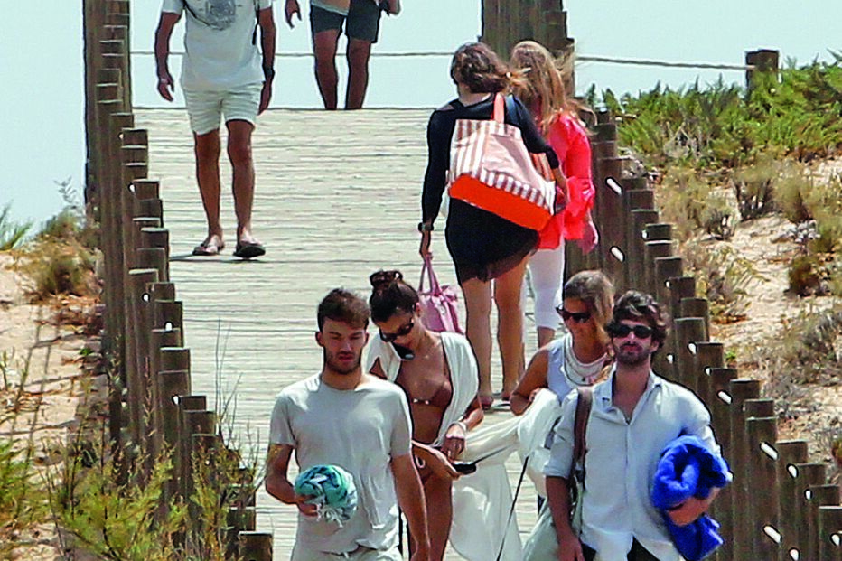 Francisca Cerqueira Gomes e Pierre Gasly primeiro estiveram com Maria Cerqueira Gomes e Cayetano Rivera e, mais tarde, foram ter à mesma praia com um grupo de amigos