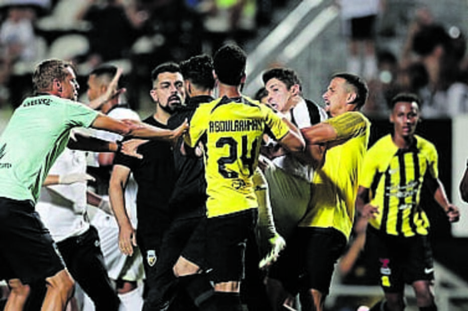 Confusão no jogo entre Farense e Al Ittihad