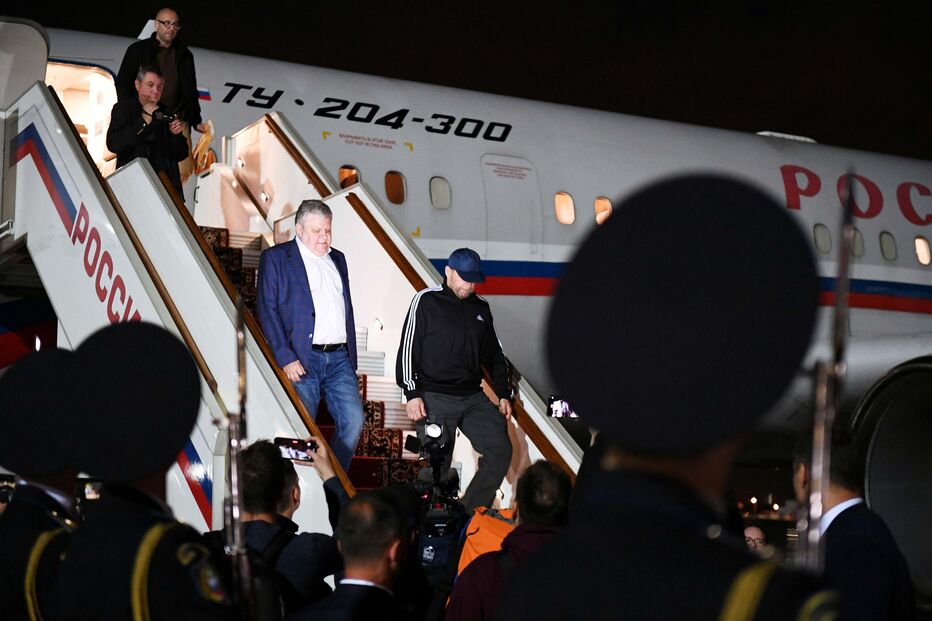 Putin recebe no aeroporto oito prisioneiros libertados na troca com Ocidente