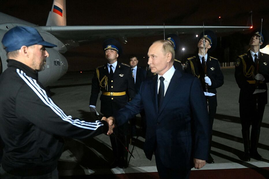 Putin recebe no aeroporto oito prisioneiros libertados na troca com Ocidente