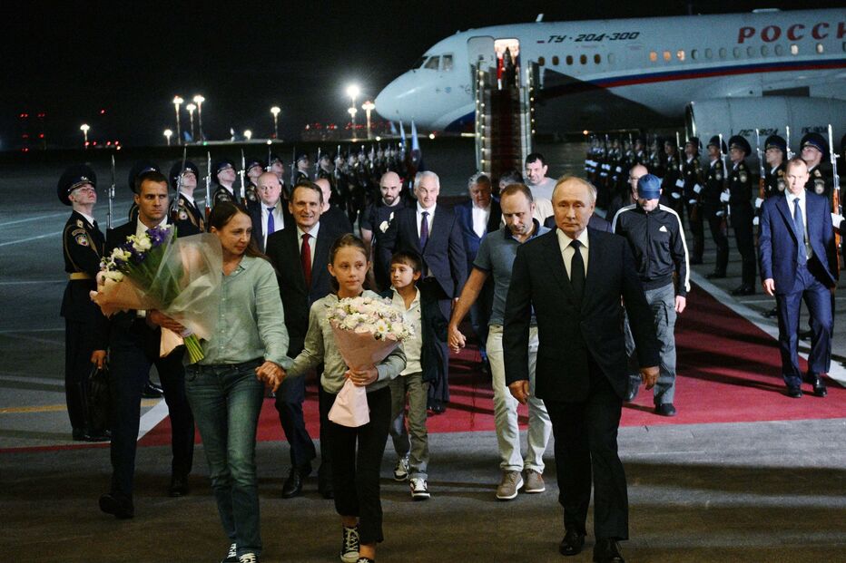 Putin recebe no aeroporto oito prisioneiros libertados na troca com Ocidente