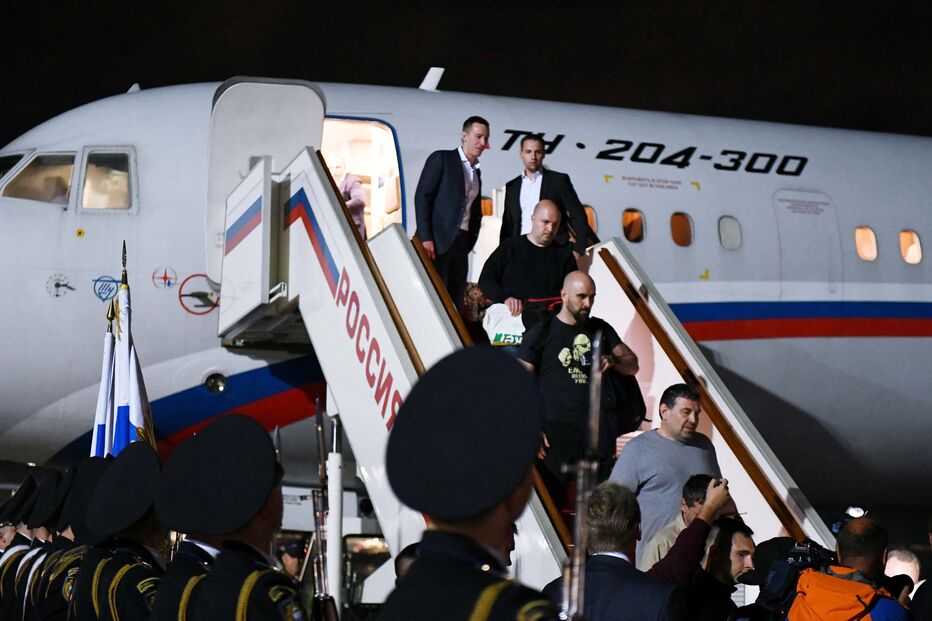 Putin recebe no aeroporto oito prisioneiros libertados na troca com Ocidente