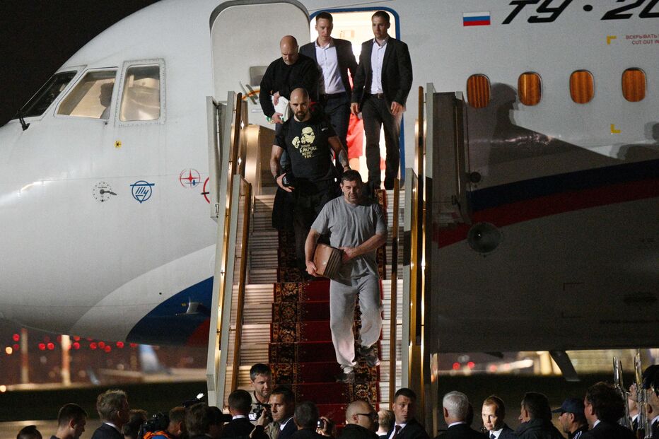Putin recebe no aeroporto oito prisioneiros libertados na troca com Ocidente