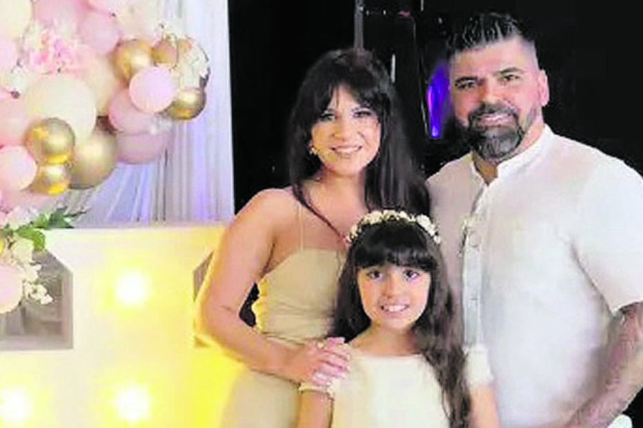 Alice com os pais. A morte da criança deixou a família desfeita  