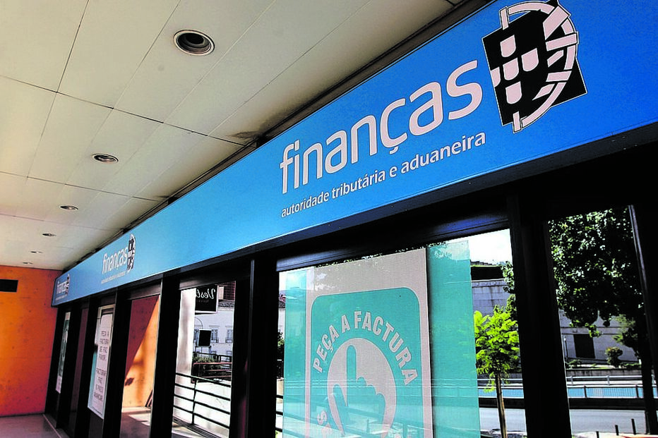 É a Autoridade Tributária que calcula e cobra o Imposto Municipal sobre Imóveis (IMI)  