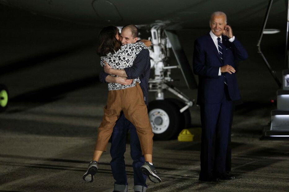 Chegam aos Estados Unidos presos libertados no âmbito de troca com Rússia