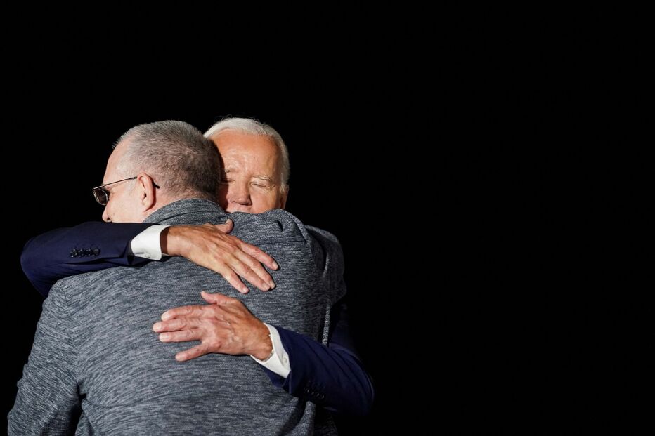 Chegam aos Estados Unidos presos libertados no âmbito de troca com Rússia