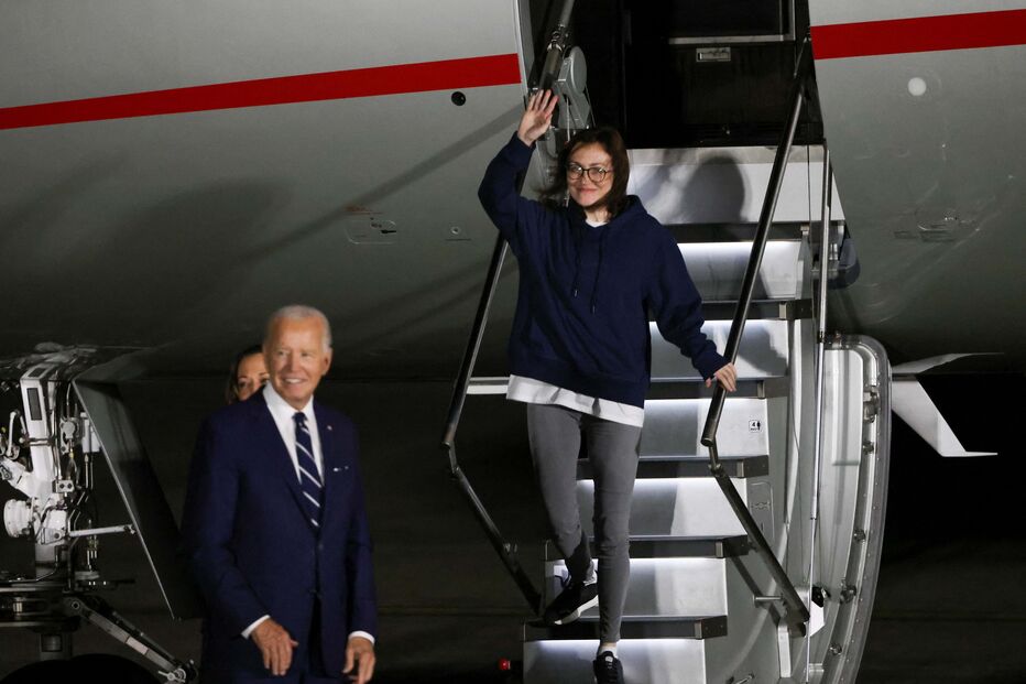 Chegam aos Estados Unidos presos libertados no âmbito de troca com Rússia