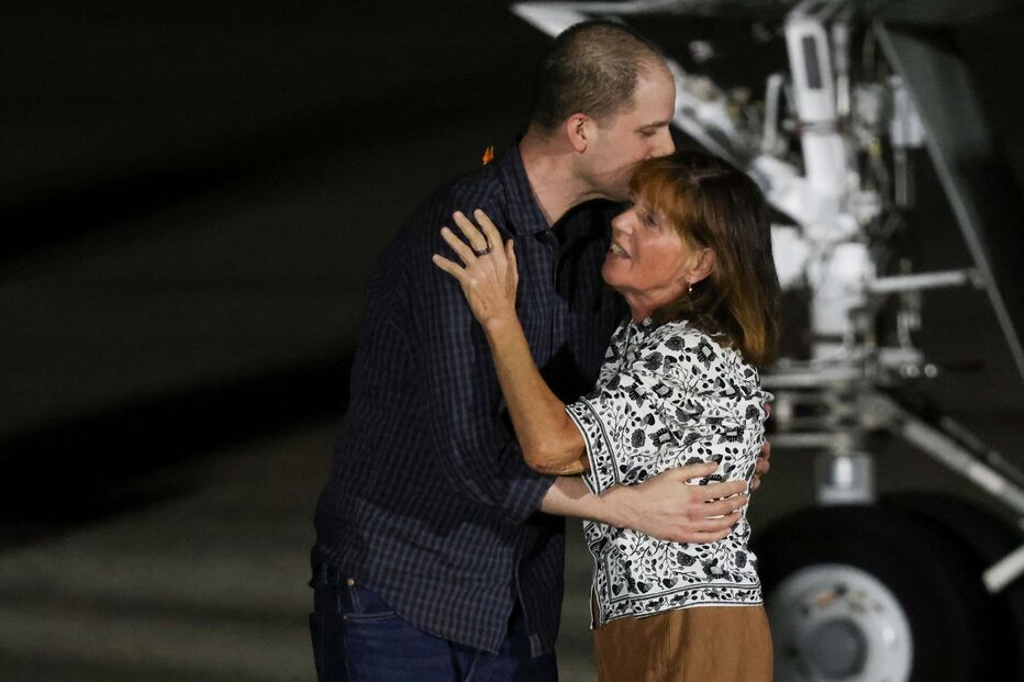 Evan Gershkovich abraça a mãe