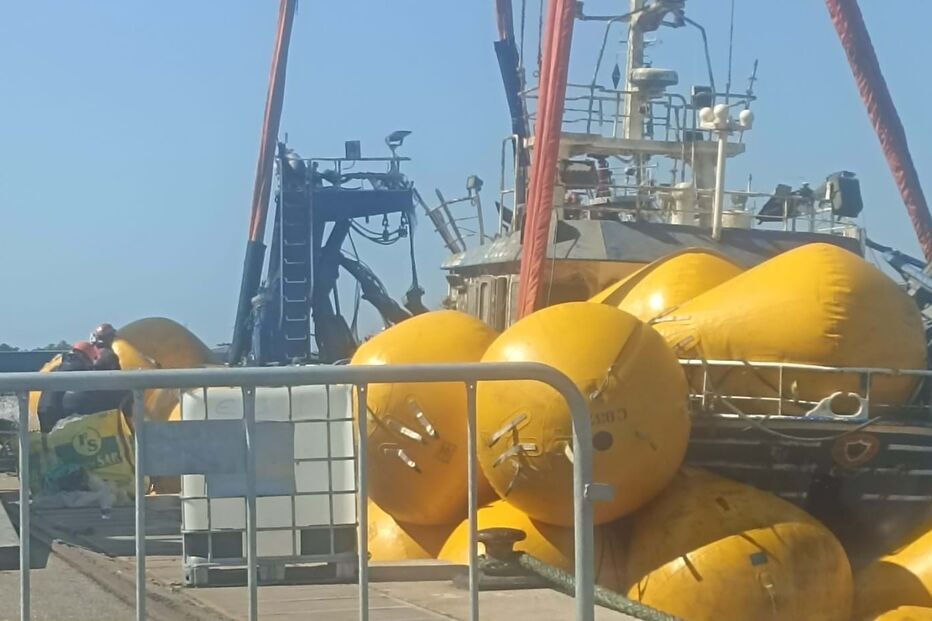 'Virgem Dolorosa'  já está a flutuar e estabilizada na ria de Aveiro