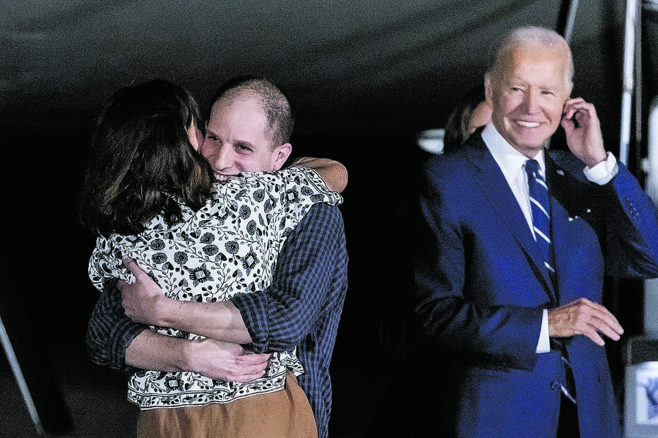 Jornalista norte-americano Evan Gershkovich abraça a mãe  