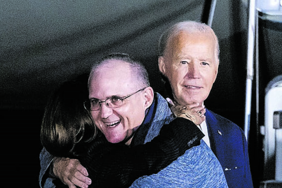 Ex-fuzileiro Paul Whelan abraça Kamala Harris