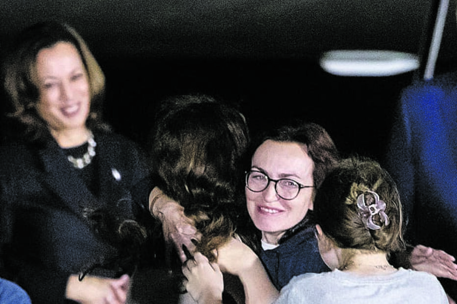 Jornalista Alsu Kurmasheva com as filhas 