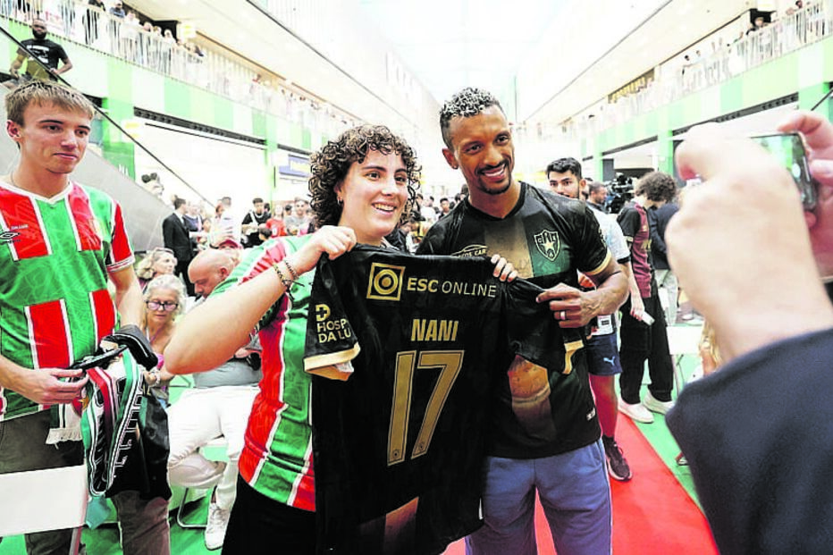 Jogador deu autógrafos num centro comercial 