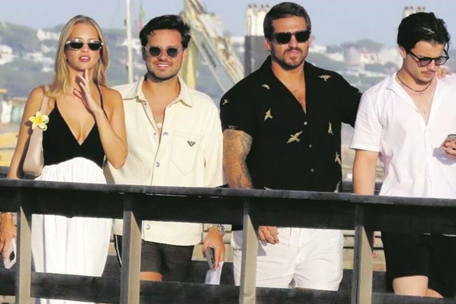 Margarida Corceiro dá nas vistas em Vilamoura com grupo de amigos famosos