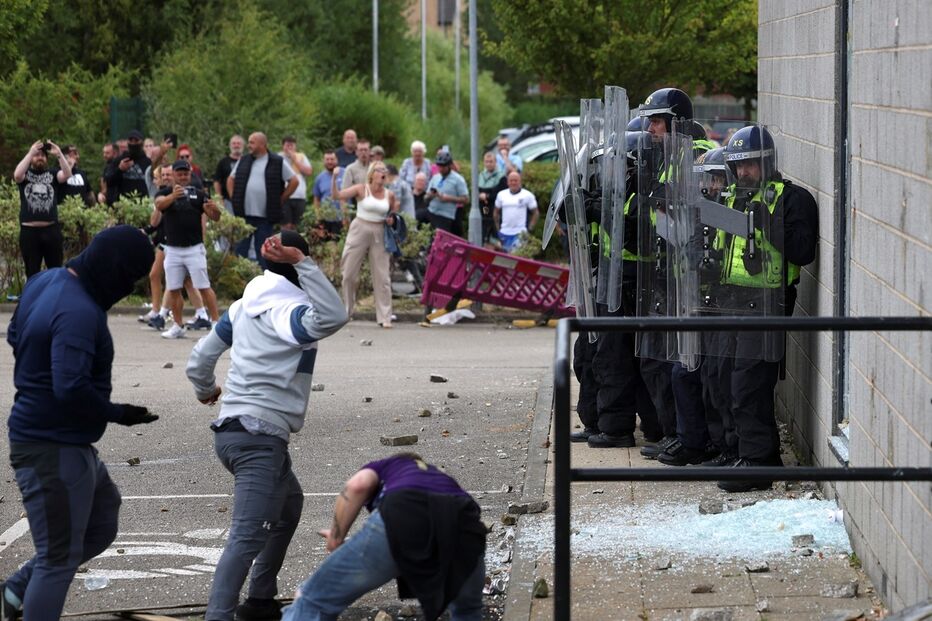 Imagem 2024-08-04T172053Z_1696920350_RC2299AHVIKK_RTRMADP_3_BRITAIN-PROTESTS.JPG (22065203) (Milenium)