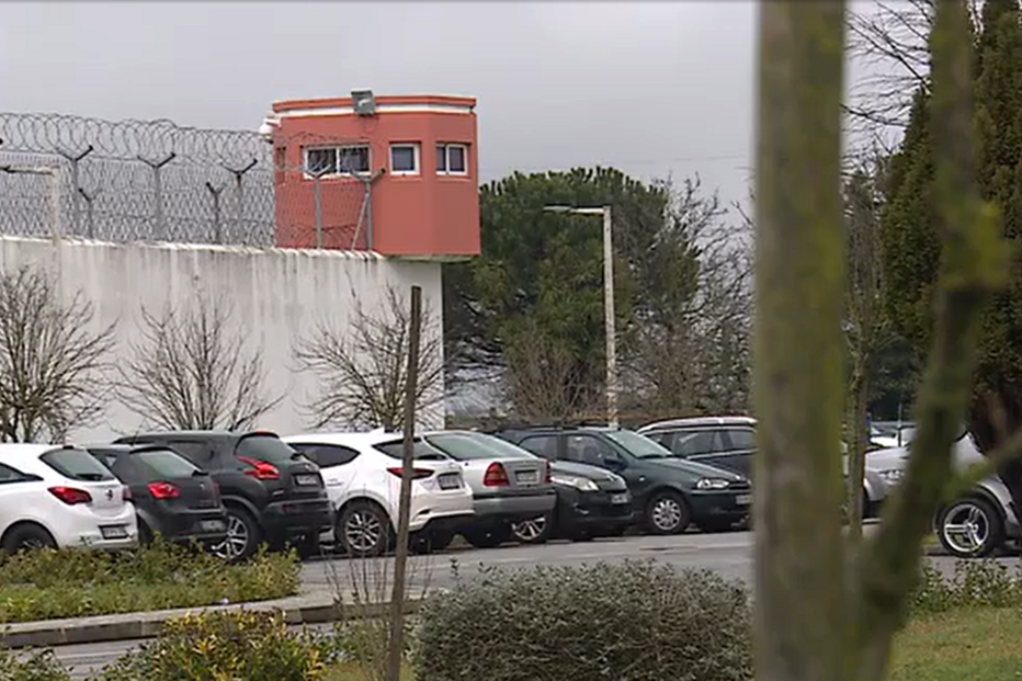 Funcionário da cadeia do Montijo risca carros de guardas prisionais