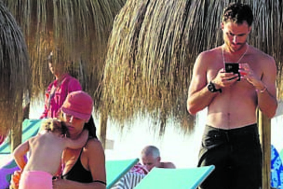 Tiago Teotónio Pereira e Rita Patrocínio com a filha na praia em Albufeira