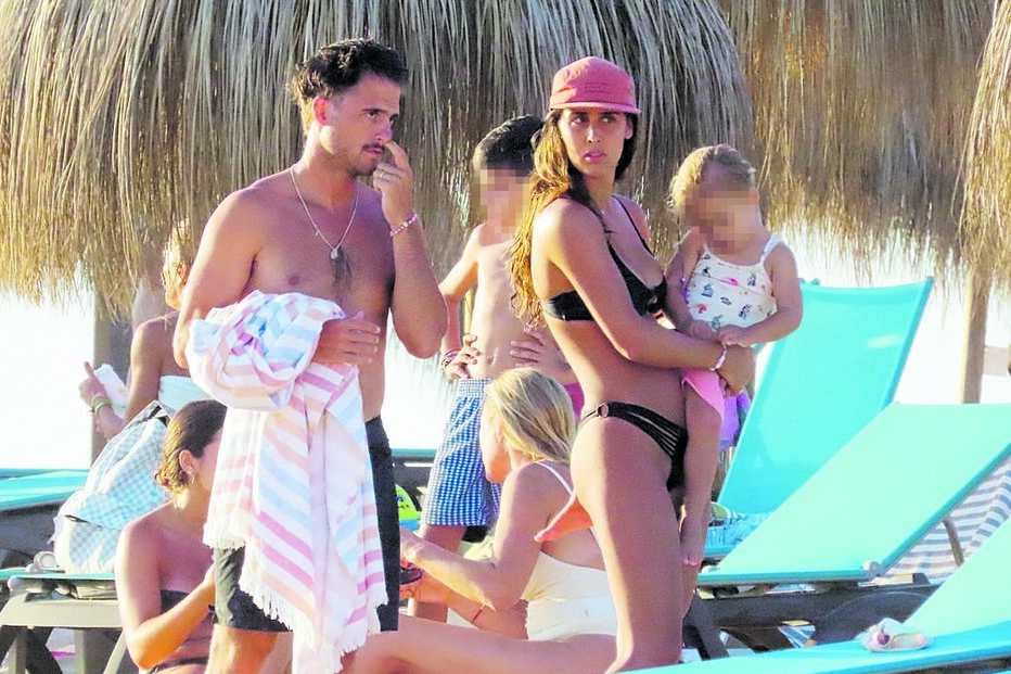 Tiago Teotónio Pereira e Rita Patrocínio com a filha na praia em Albufeira