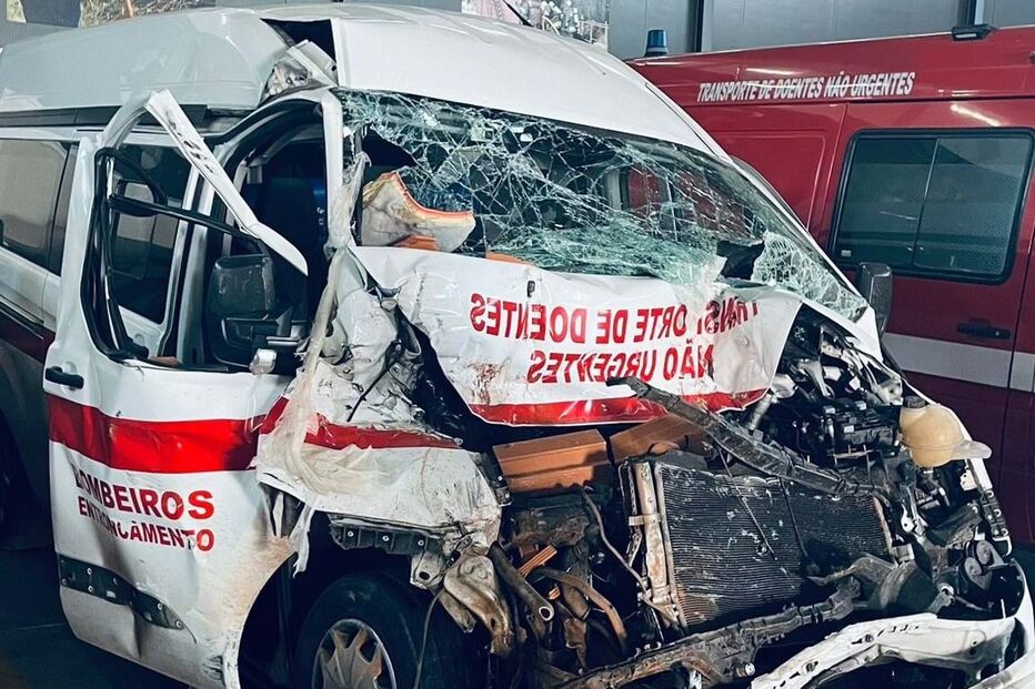 Ambulância envolvida no acidente ficou neste estado