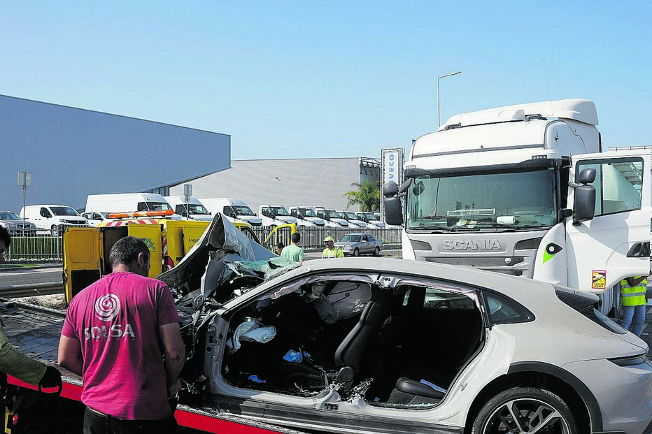 O acidenete envolveu um camião-cisterna, um Porrsche e uma Famel